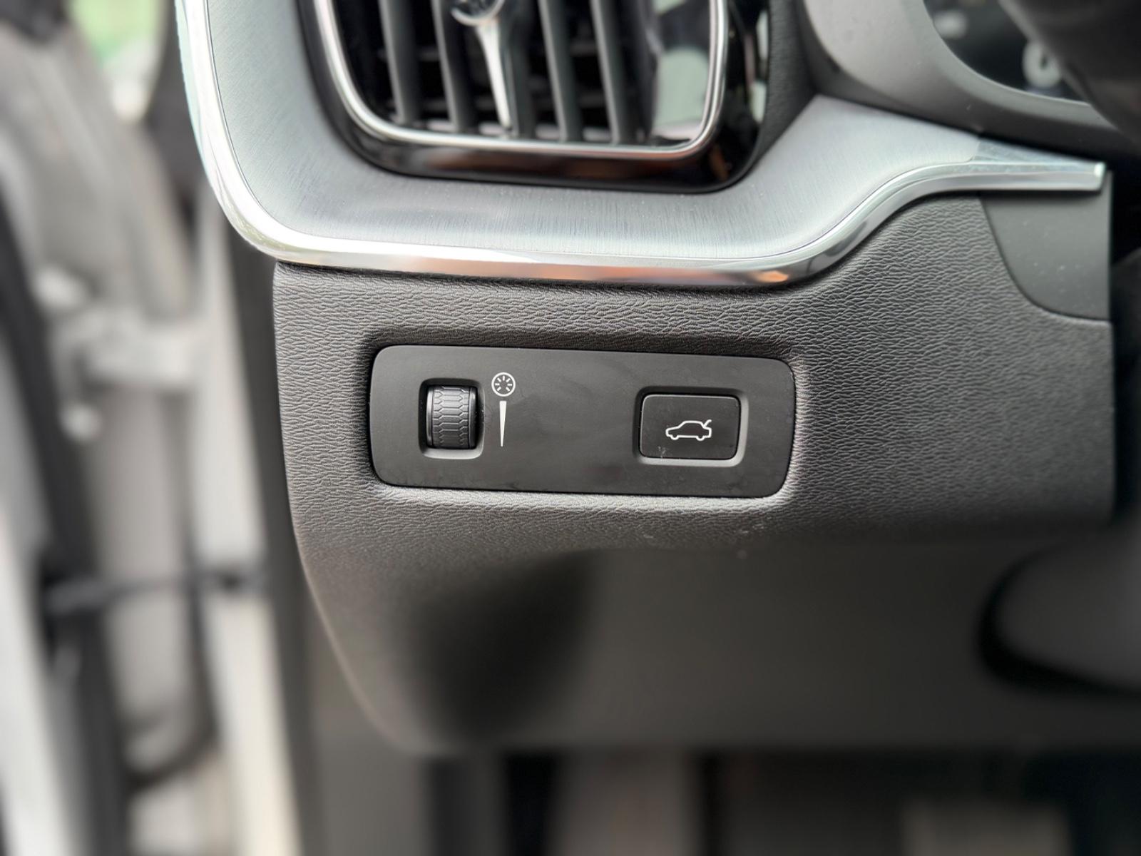 Volvo XC60 Momentum Pro*LEDER*ACC*LED*SENSUS*APPLECAR