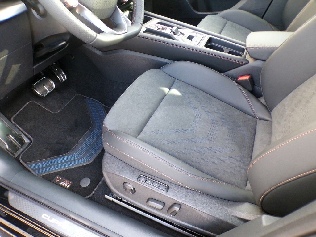 Fahrzeugabbildung CUPRA Leon Sportstourer VZ 1.5 e-Hybrid DSG Black Edit