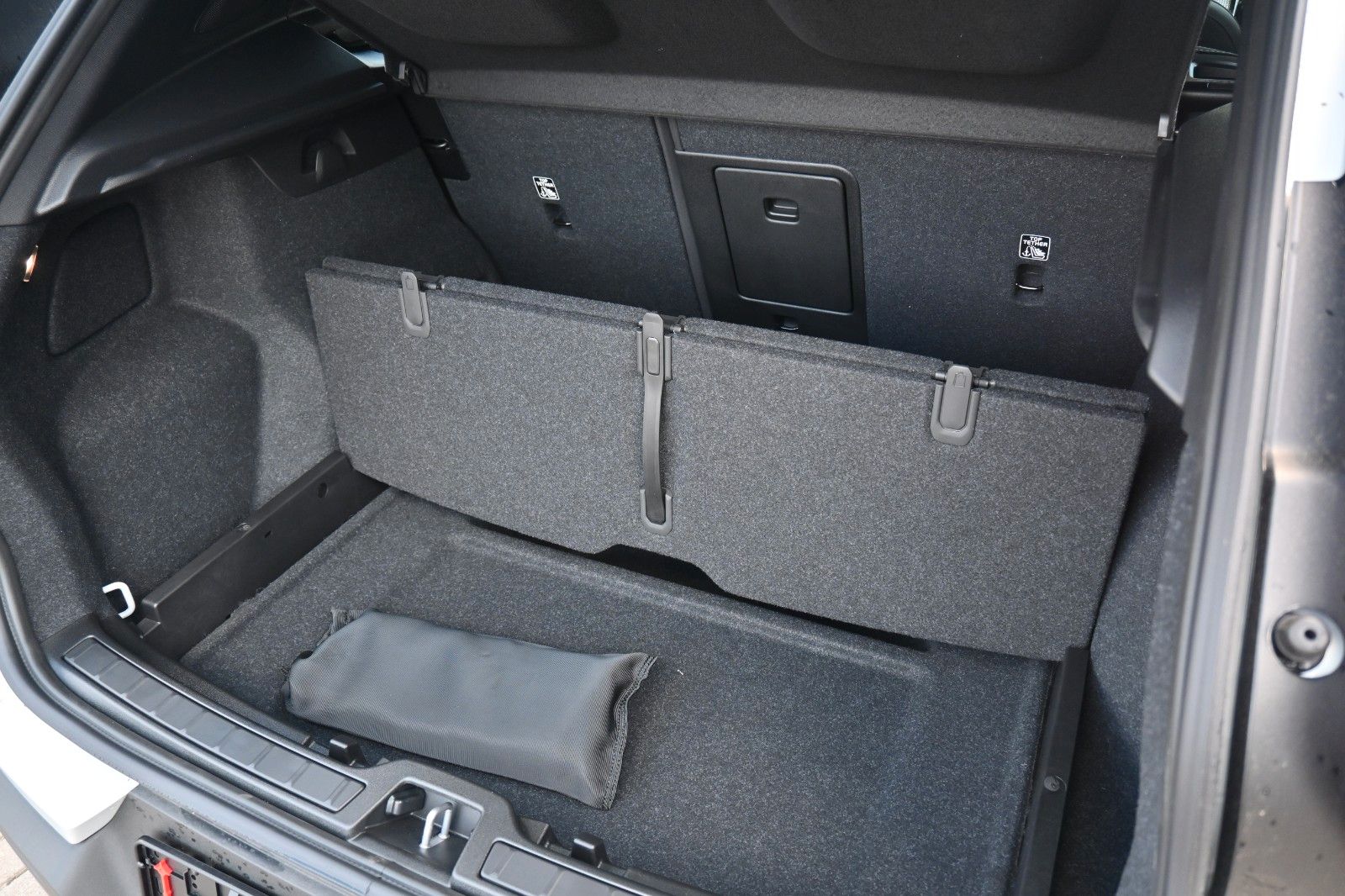 Fahrzeugabbildung Volvo XC40 B4 DKG Plus Dark*H&K*FSHZG*360°*ACC*AHK