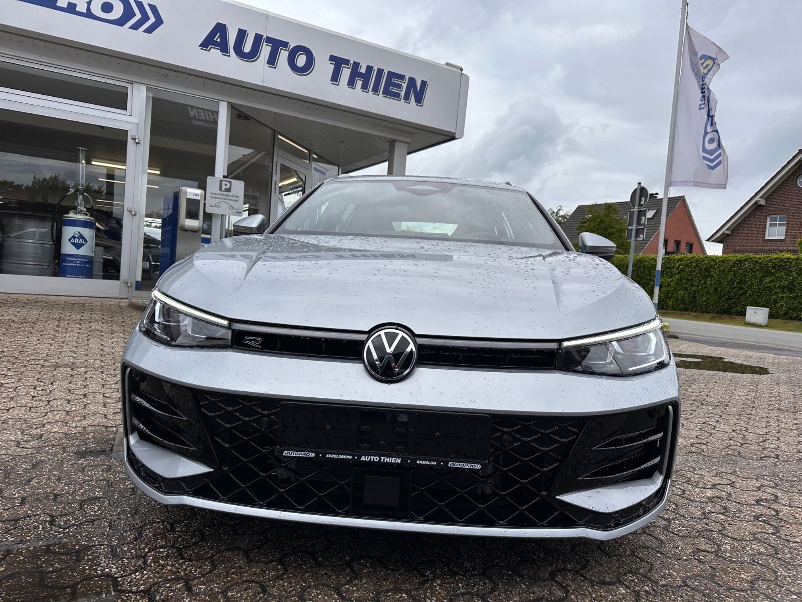 Fahrzeugabbildung Volkswagen Passat Variant 2.0 TDI 4M R-Line Matrix/AHK/Navi