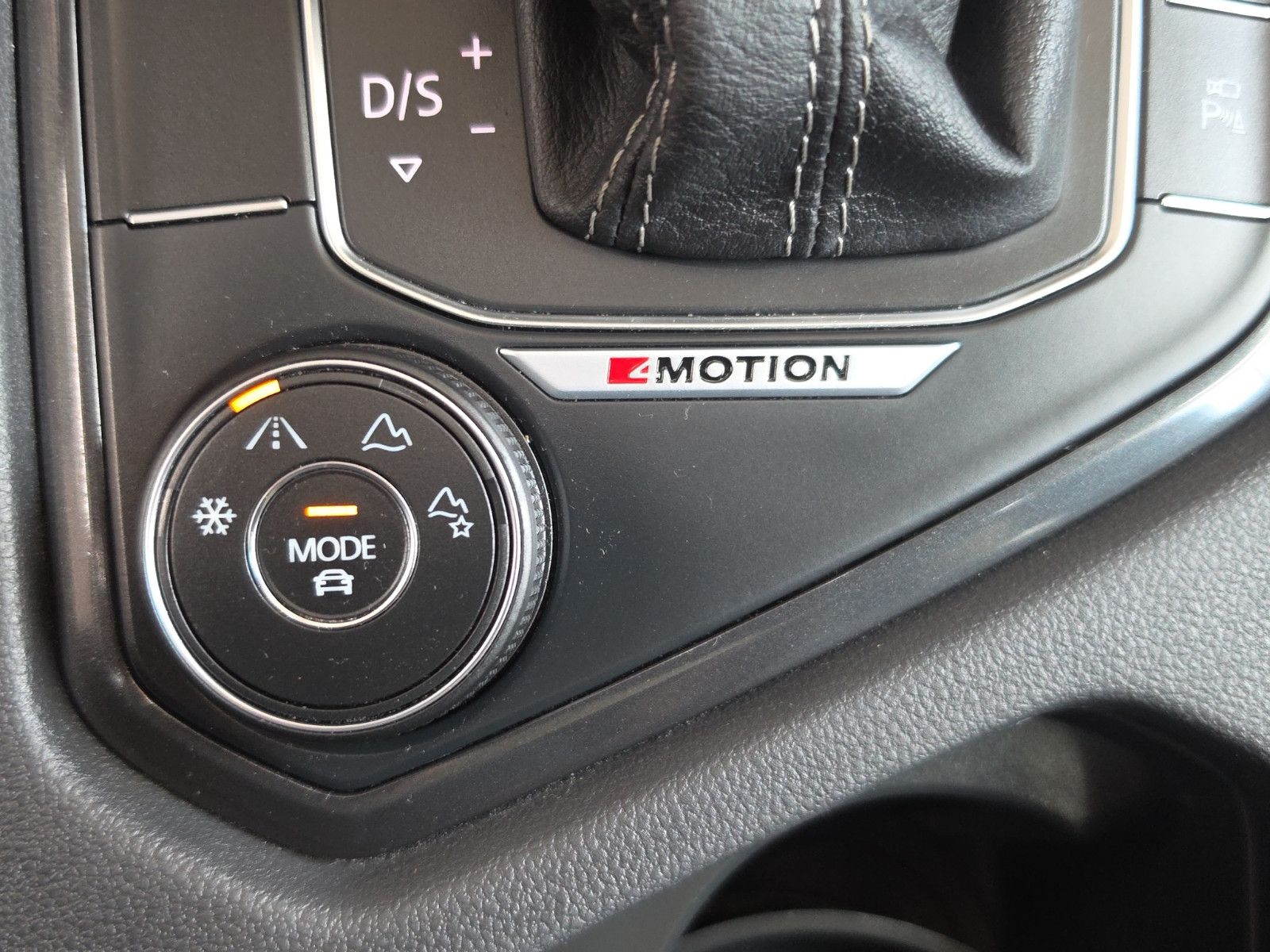 Fahrzeugabbildung Volkswagen Tiguan  R-LINE HiGHLiNE  4MOTION PANORAMA DACH