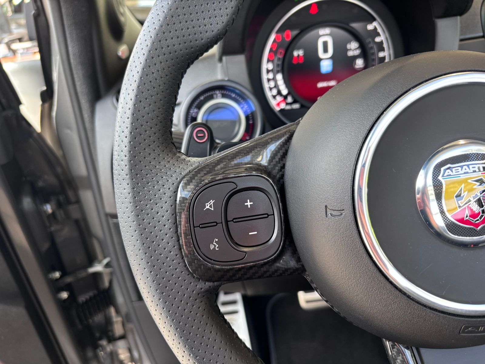 Fahrzeugabbildung Abarth 695C Automatik KLIMA NAV BEATS LEDER SHZ