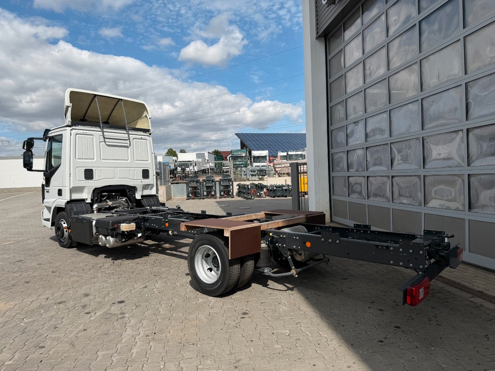 Fahrzeugabbildung Iveco Eurocargo ML80E21/P AHK Klima 3 Sitze Spoiler