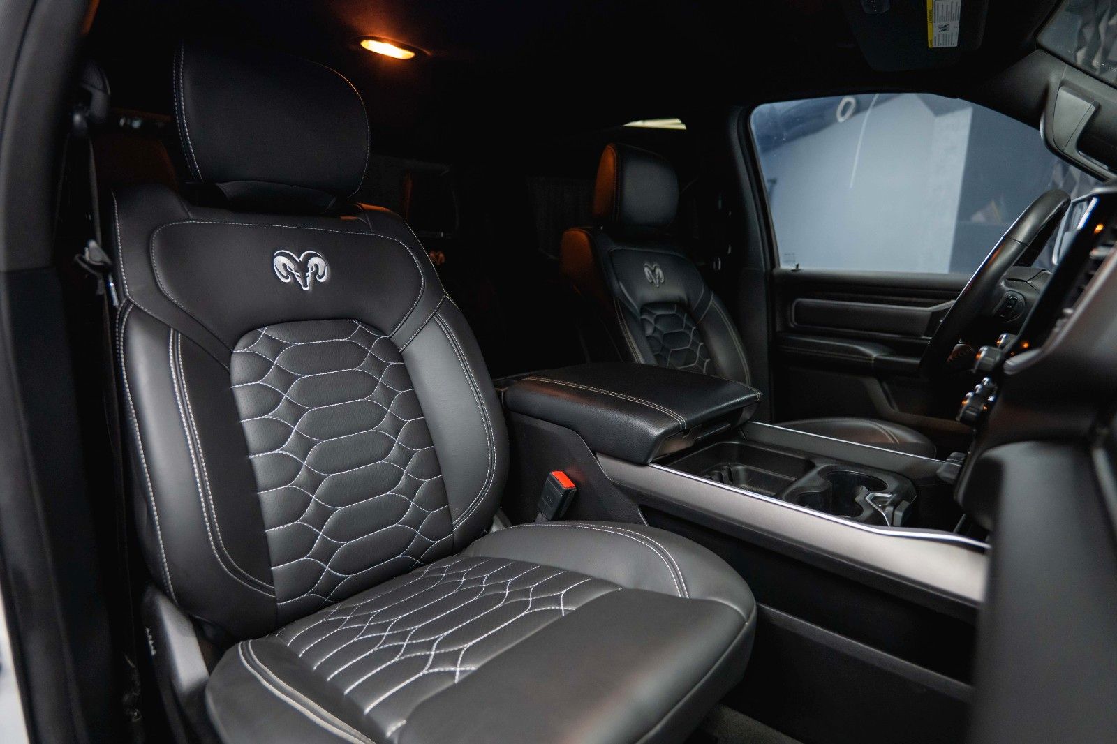 Fahrzeugabbildung Dodge RAM 5.7 V8 HEMI 4x4 LPG Offroad  Night-Paket