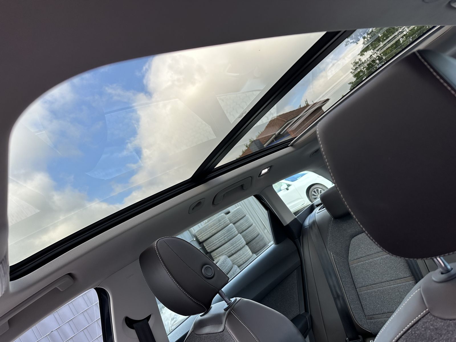 Fahrzeugabbildung SEAT Leon SpT 2.0 TDI DSG Xcellence NAV+LED+ACC+PANO