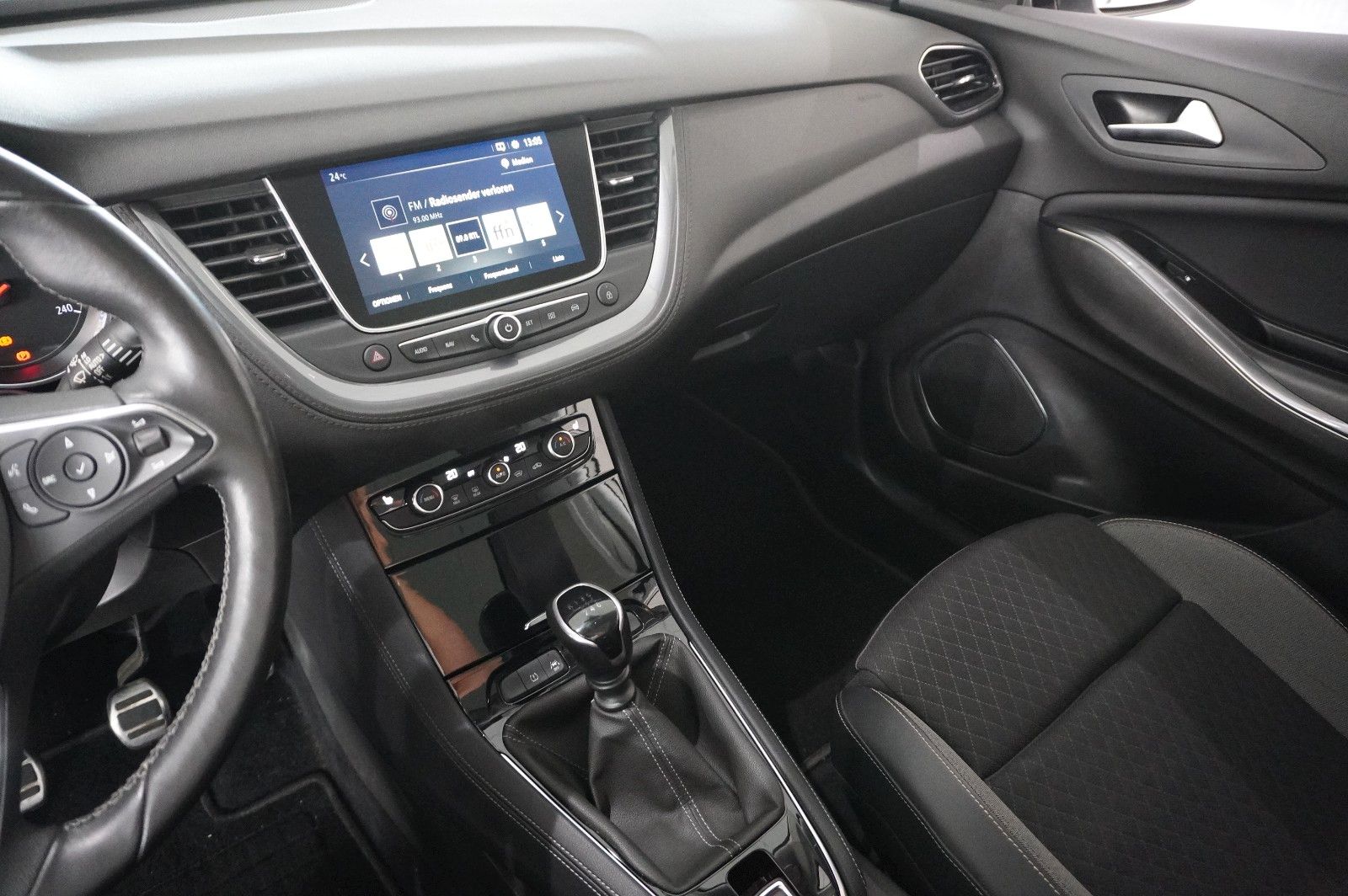 Fahrzeugabbildung Opel Grandland (X) 1.2T INNOV. NAVI/LED/KAMERA/PANO.