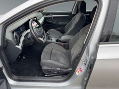 Fahrzeugabbildung Volkswagen Golf VIII Lim. Life Navi Sitzh ACC Lane Massage
