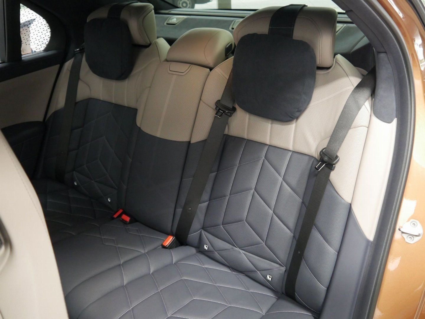 Fahrzeugabbildung BMW i7 M70 xDrive Limousine Sonderlackierung B&W Sur