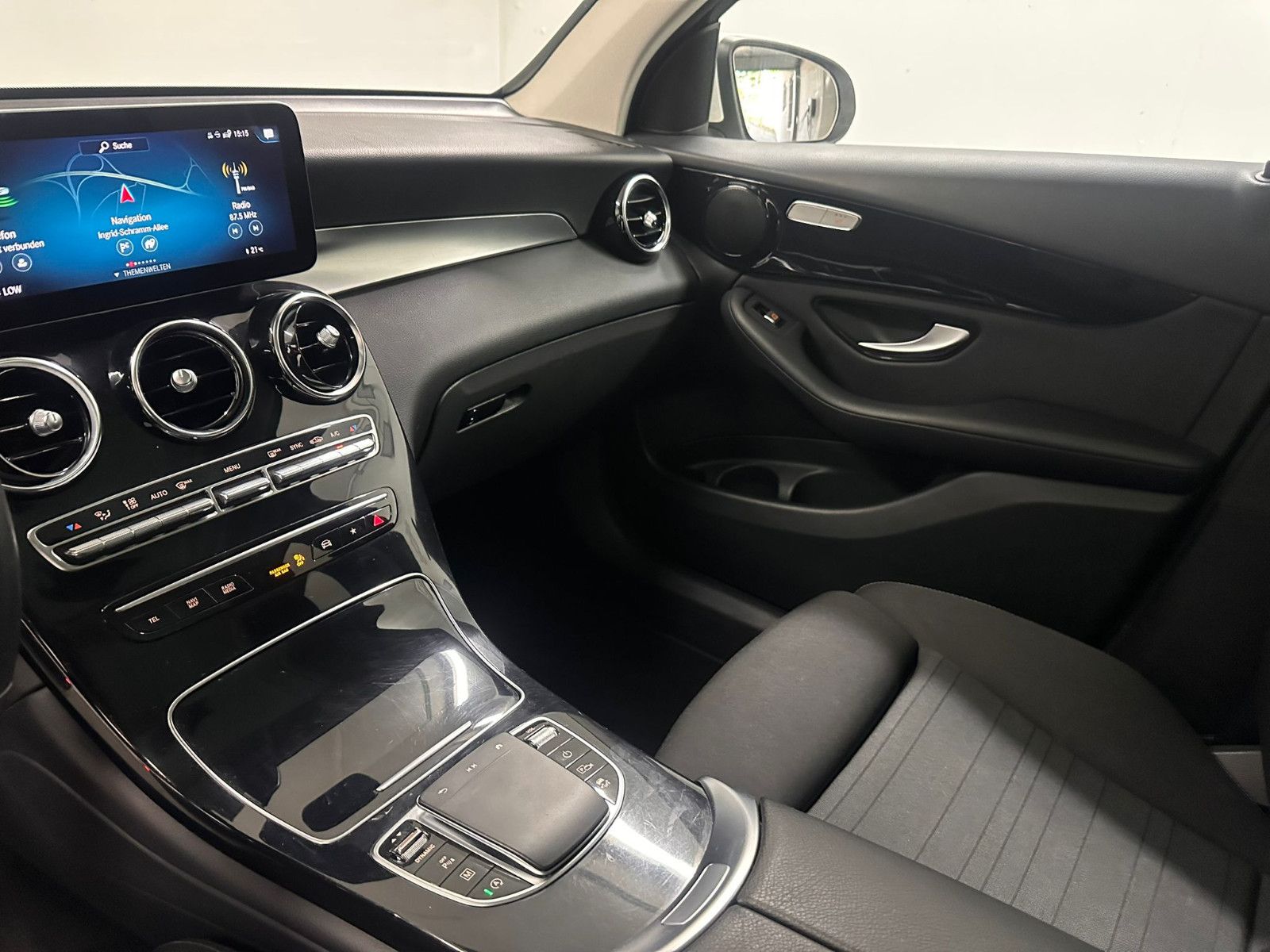 Fahrzeugabbildung Mercedes-Benz GLC 200 d 4MATIC Autom.*PANORAMA*CARPLAY*