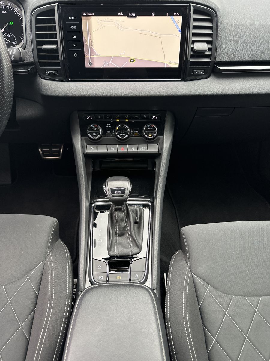 Fahrzeugabbildung SKODA Karoq 1.5 TSI DSG Sportline NAV+MATRIX+AHK+PANO