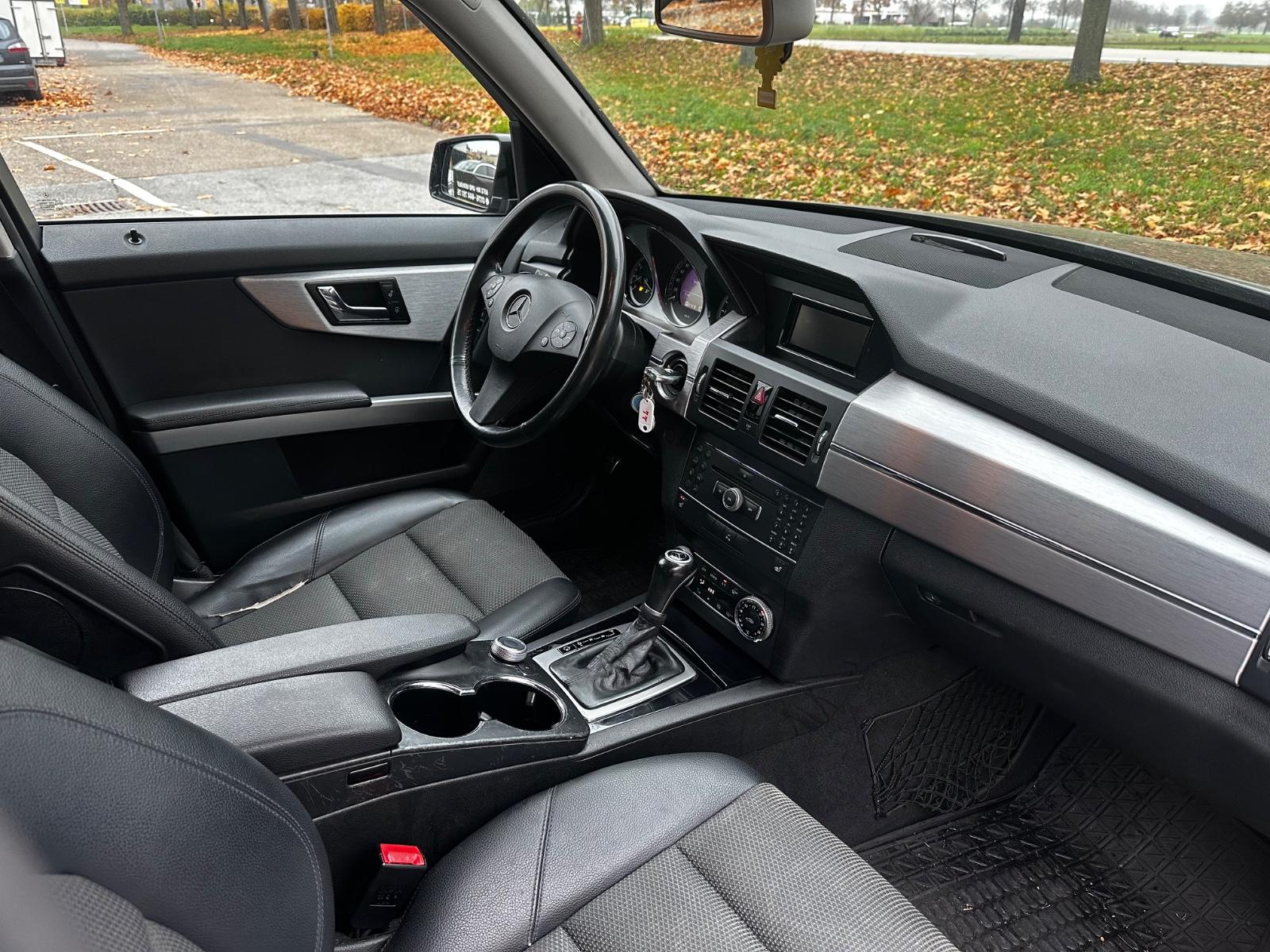 Mercedes-Benz GLK350 2010 — photo 11