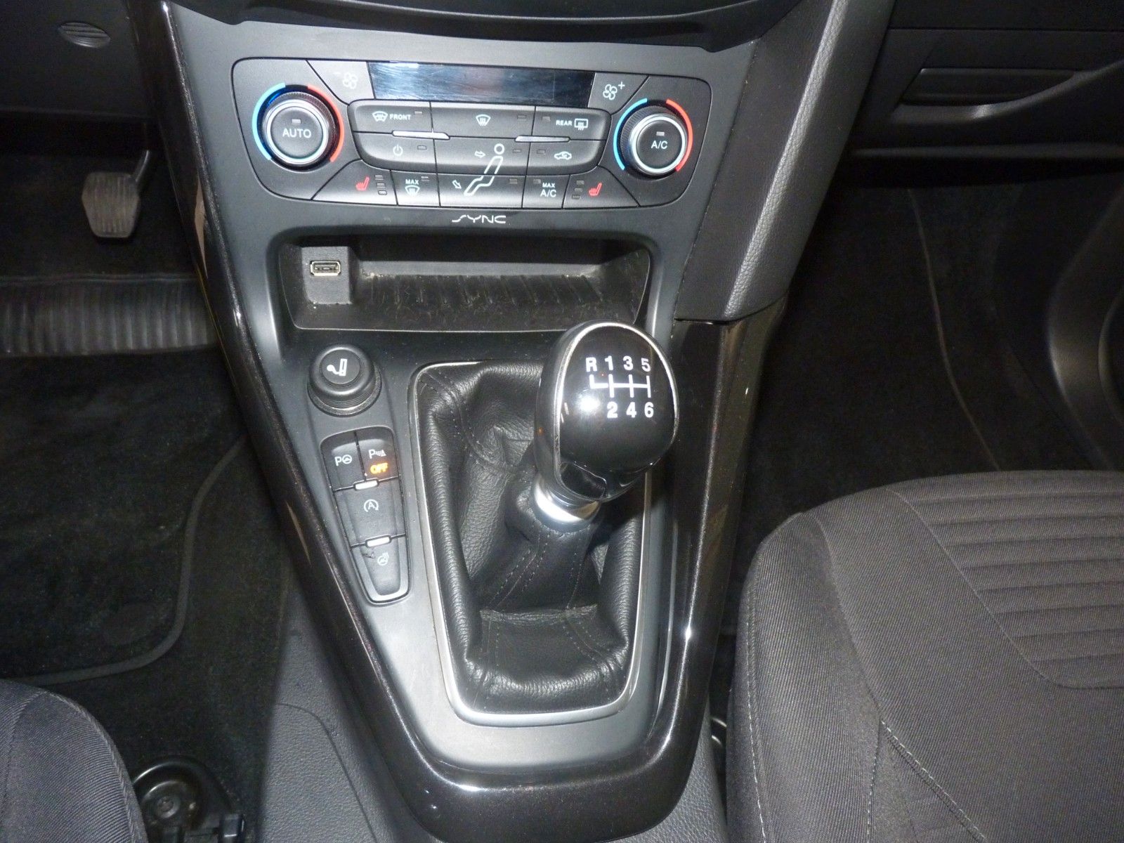 Fahrzeugabbildung Ford Focus Lim. Titanium Klima PDC vorne/hinten