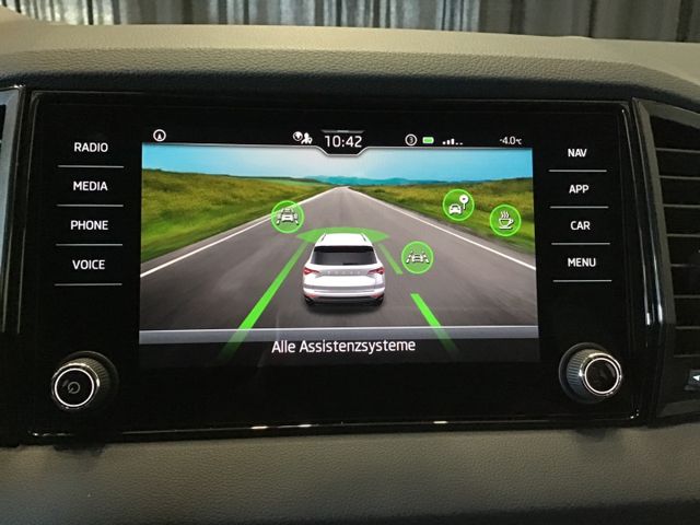 Fahrzeugabbildung Skoda Karoq Selection 1.5TSI DSG/LED/SHZ/Tempo/SmartLi