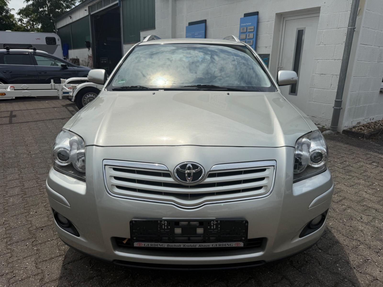 Toyota Avensis 2007 — rear view