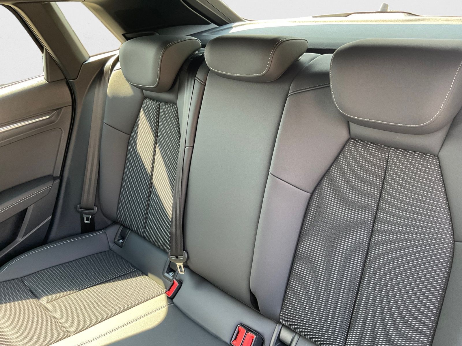 Audi A3 Sportback 35 TDI S line Matrix AHK Memory foto 14