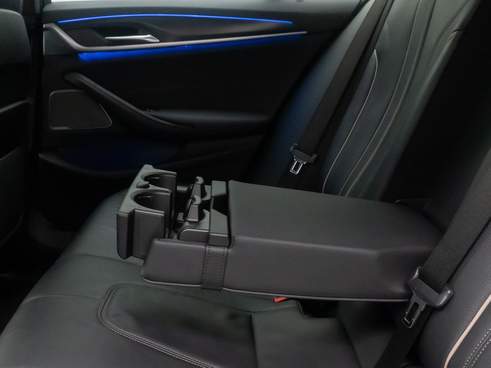 Fahrzeugabbildung BMW 530i M Sport AHK Kamera HUD H/K DAB Massage ACC