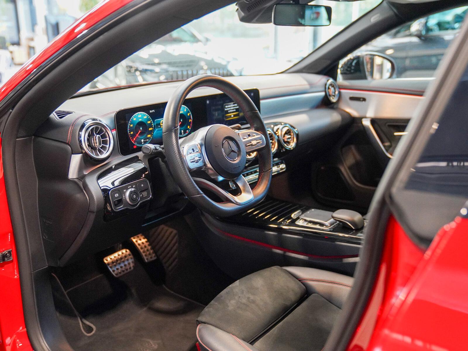 Mercedes-Benz CLA 200 SB AMG Line Night KEYLESS Panorama LED