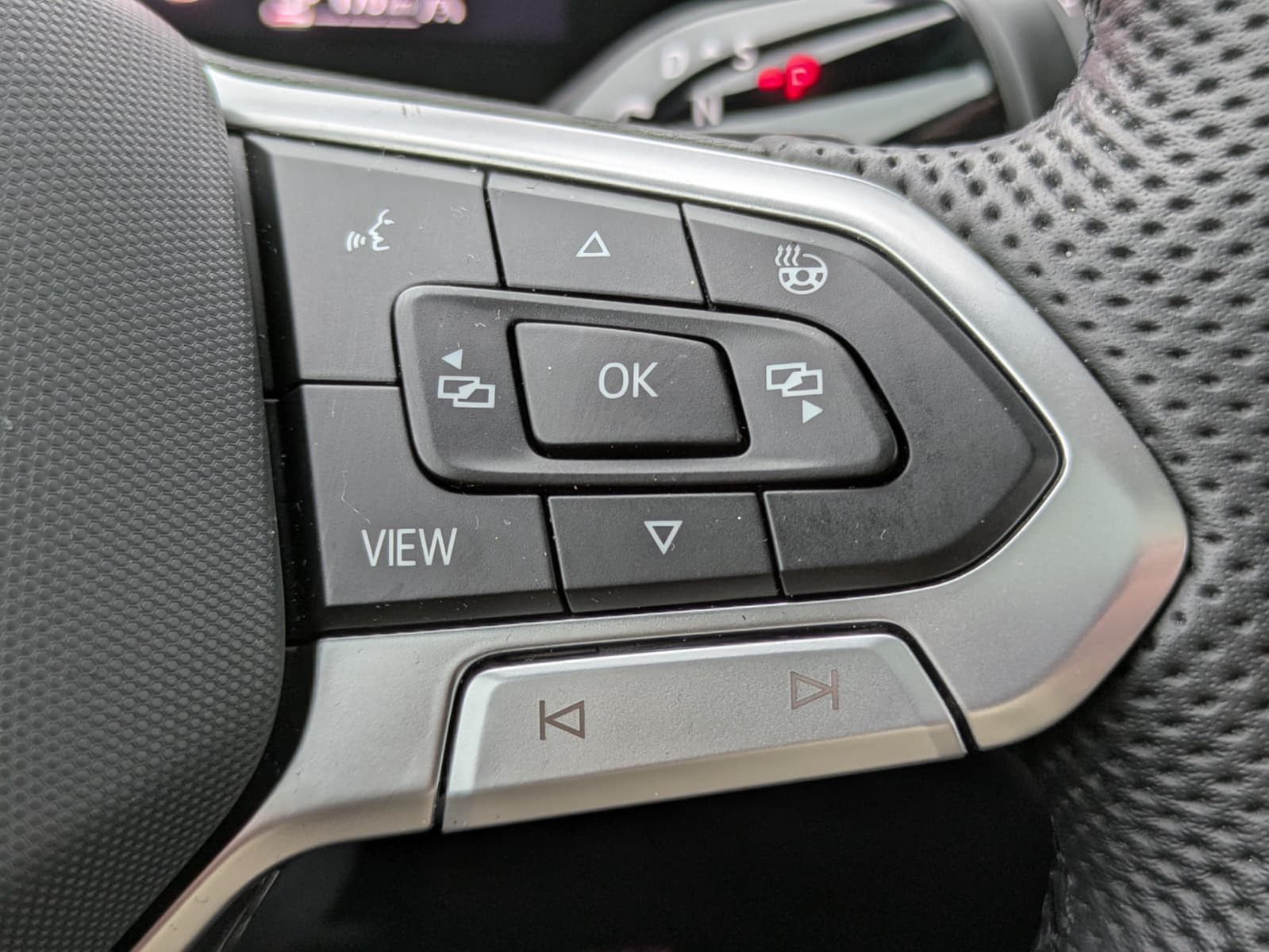 Fahrzeugabbildung Volkswagen Tiguan 2.0 TDI 4M R-Line PANO*H&K*AHK*MATRIX*20"