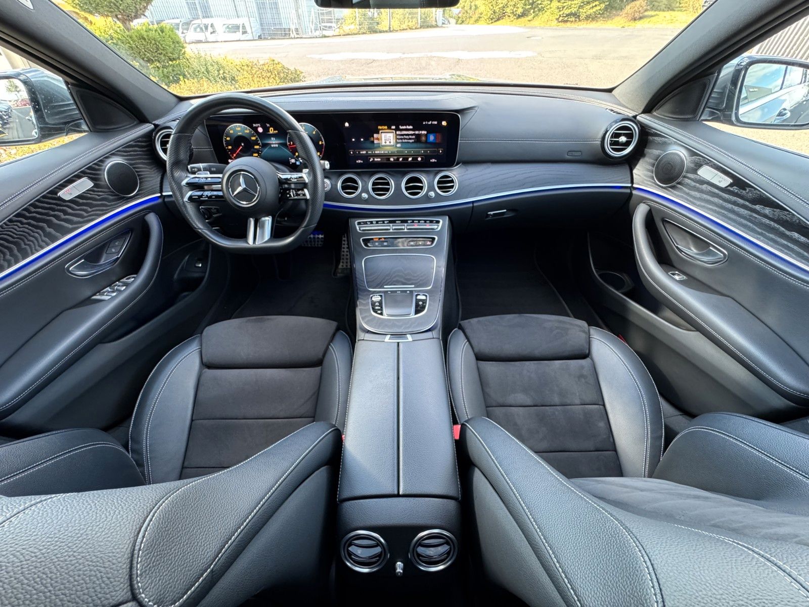 Fahrzeugabbildung Mercedes-Benz E 220d AMG+Pano+MultiBeam+Ambiente+TotW+360