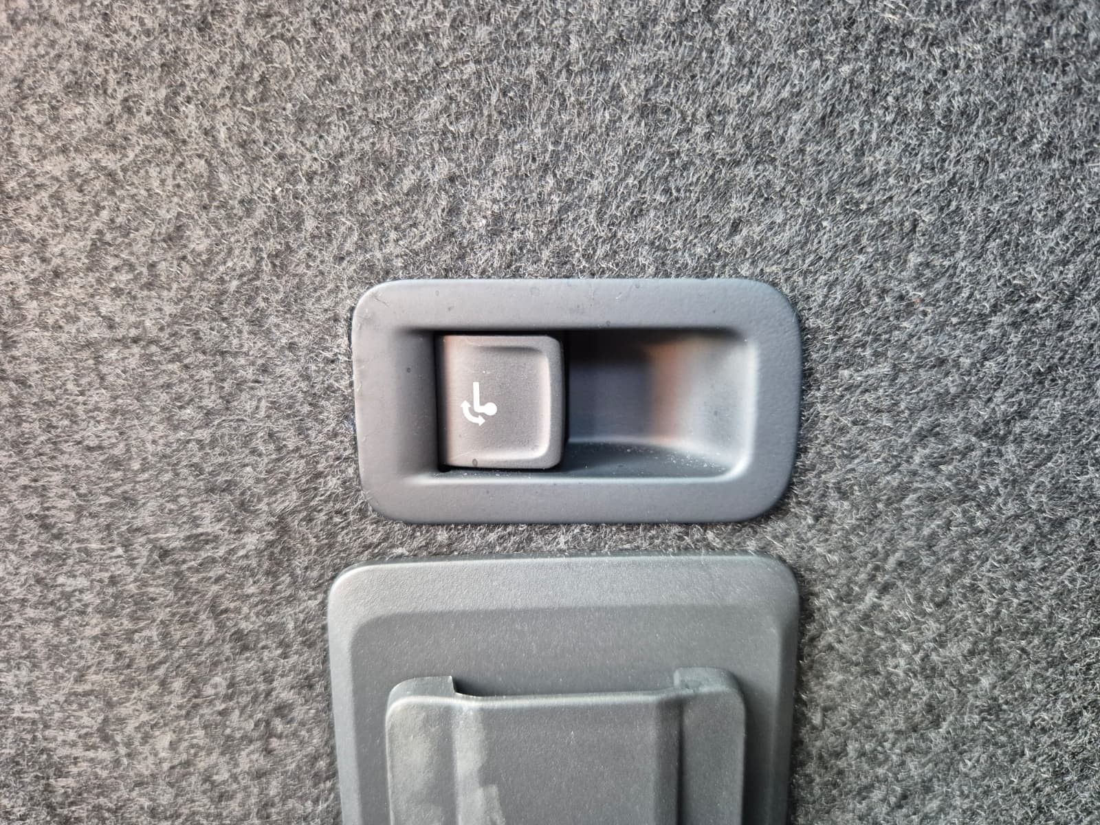 Fahrzeugabbildung CUPRA Leon 1.5 eTSI DSG PANO*AHK*DYNAMICA*EDGE*18" 5JG