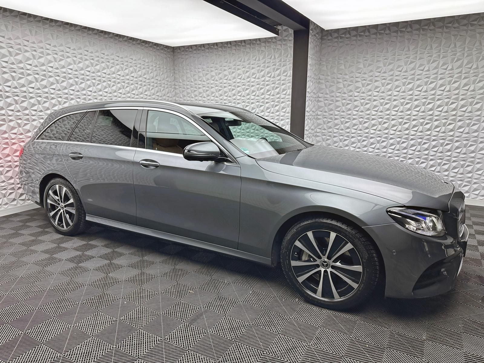 Fahrzeugabbildung Mercedes-Benz E 400d AMG/4MATIC/DISTRO/STDHZ/9G/AHK/360°/MBUX