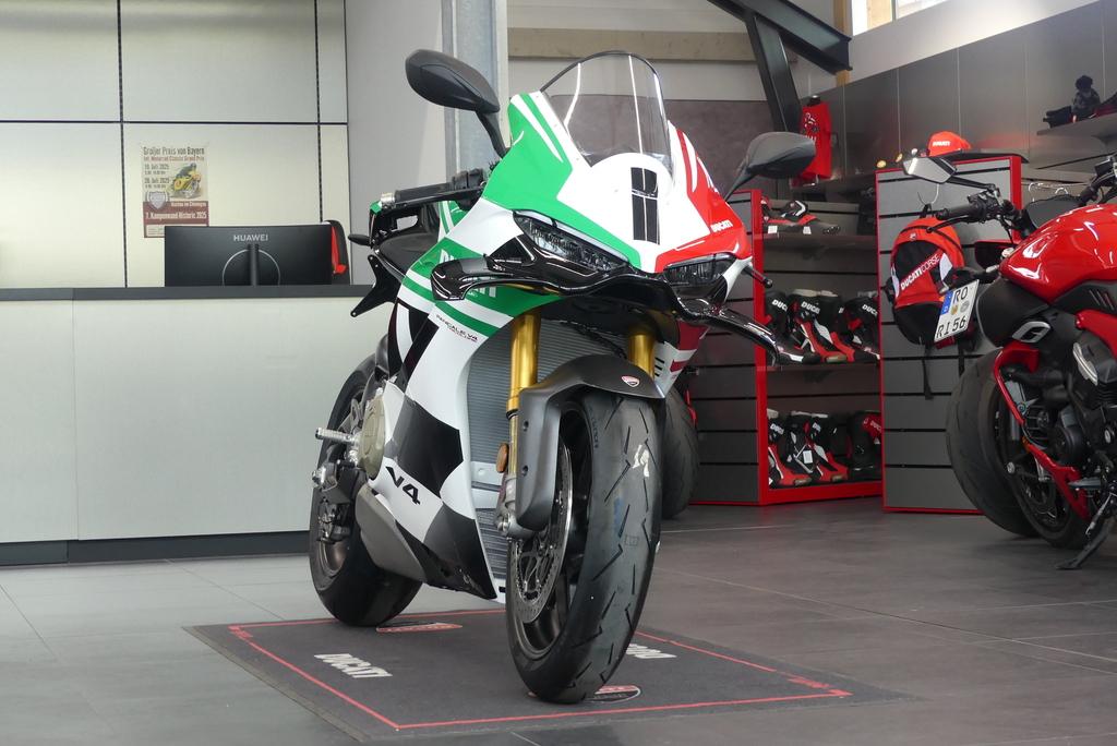 Ducati Panigale V4 Tricolore 