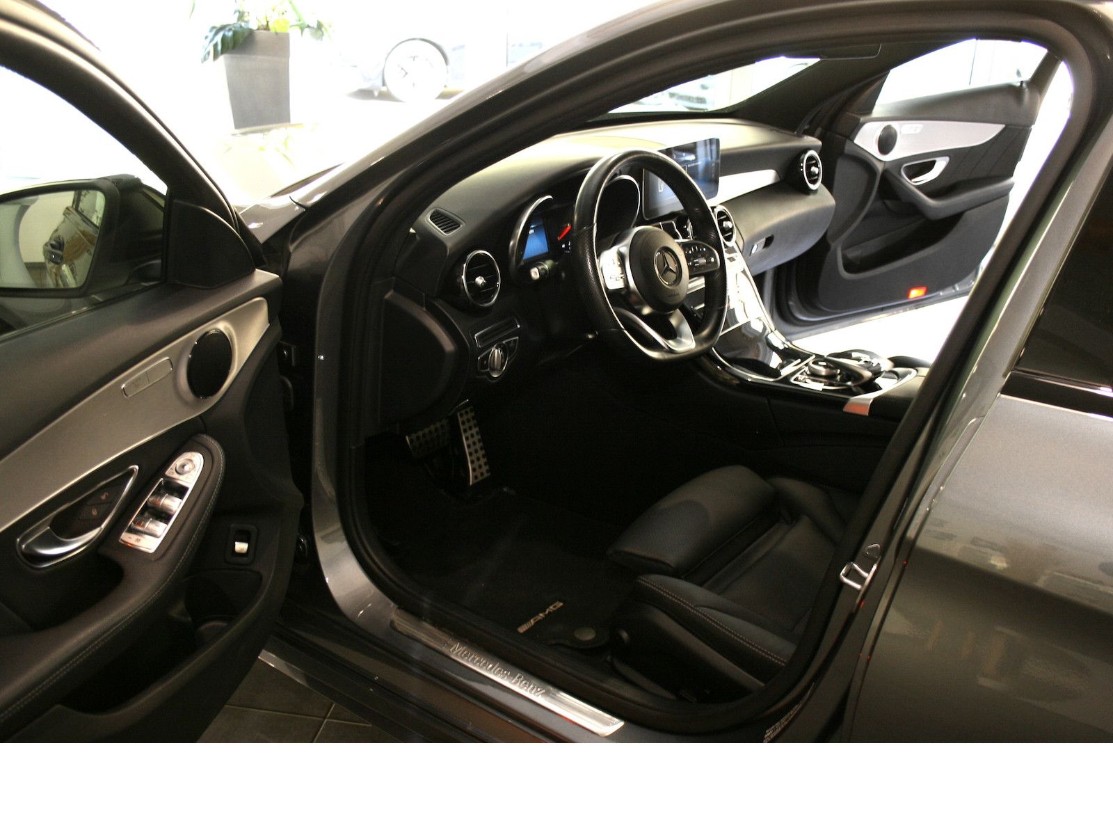 Fahrzeugabbildung Mercedes-Benz C 180 AMG Automatik *Night*LED*Navi*Kamera+PTS