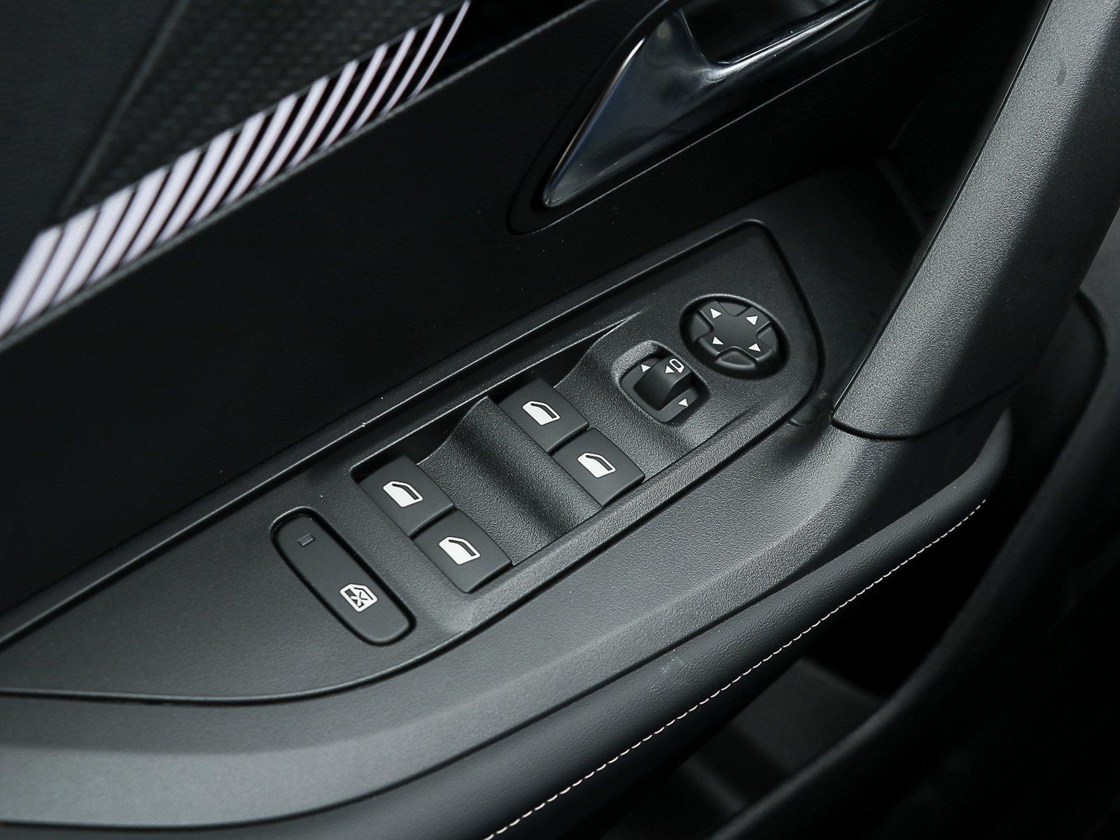 Peugeot 2008 ALLURE HYBRID 145 LED/Navi/PDC/SHZ/AUT/LM
