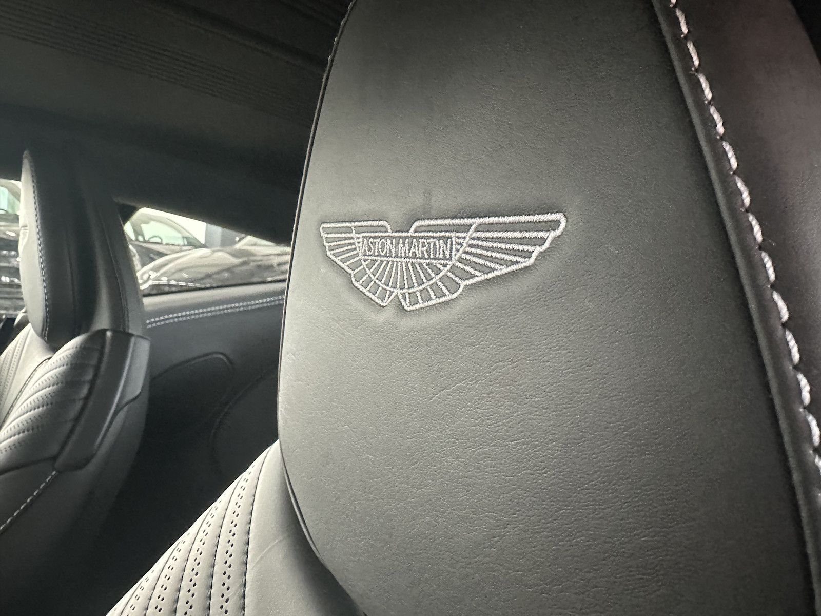 Fahrzeugabbildung Aston Martin DB11 V 12 AML Special Colour/Black-Tech-Pack/