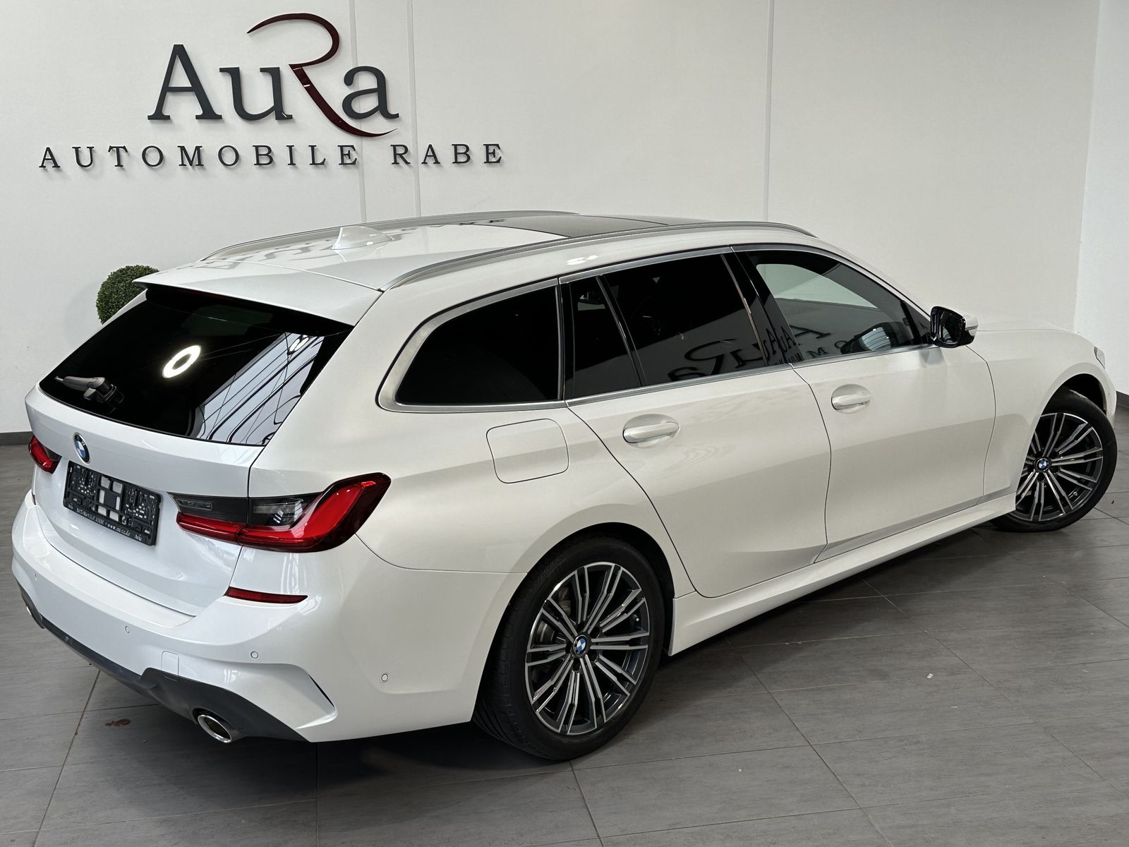 Fahrzeugabbildung BMW 320d Touring M-Sport NAV+LED+PANO+H&K+ACC+360°