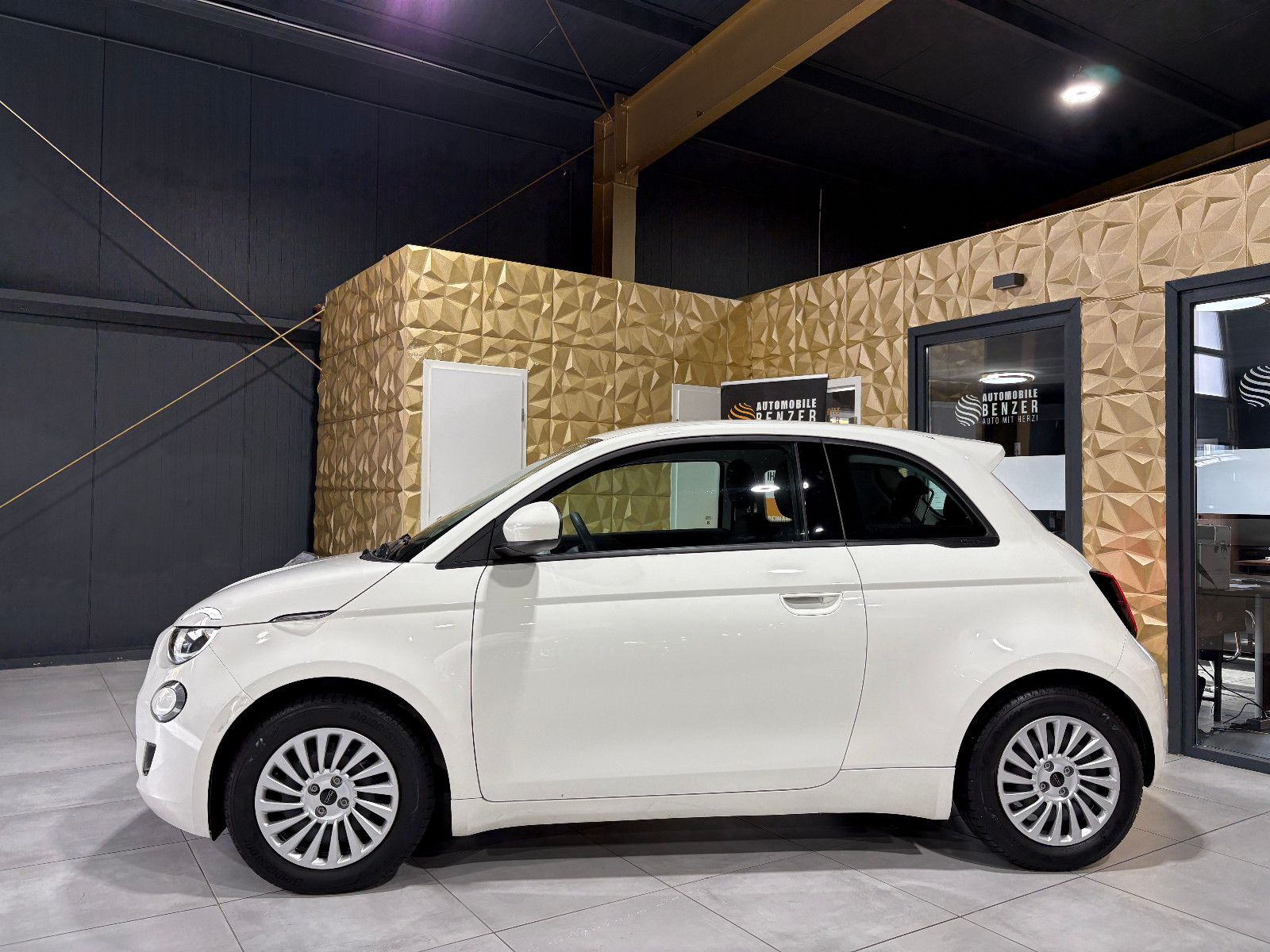Fahrzeugabbildung Fiat 500e/Basis/TEMPOMAT/APPLE/KLIMA/SPURHALTEASSISTE