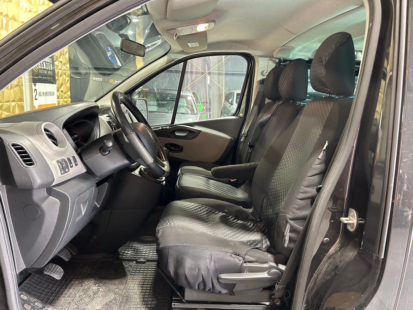Fahrzeugabbildung Renault Trafic Combi L1H1 2,7t  Expression/9-SITZ/NAVI/