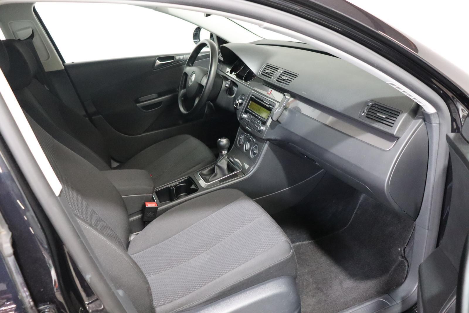 Volkswagen Passat 2009 — photo 11