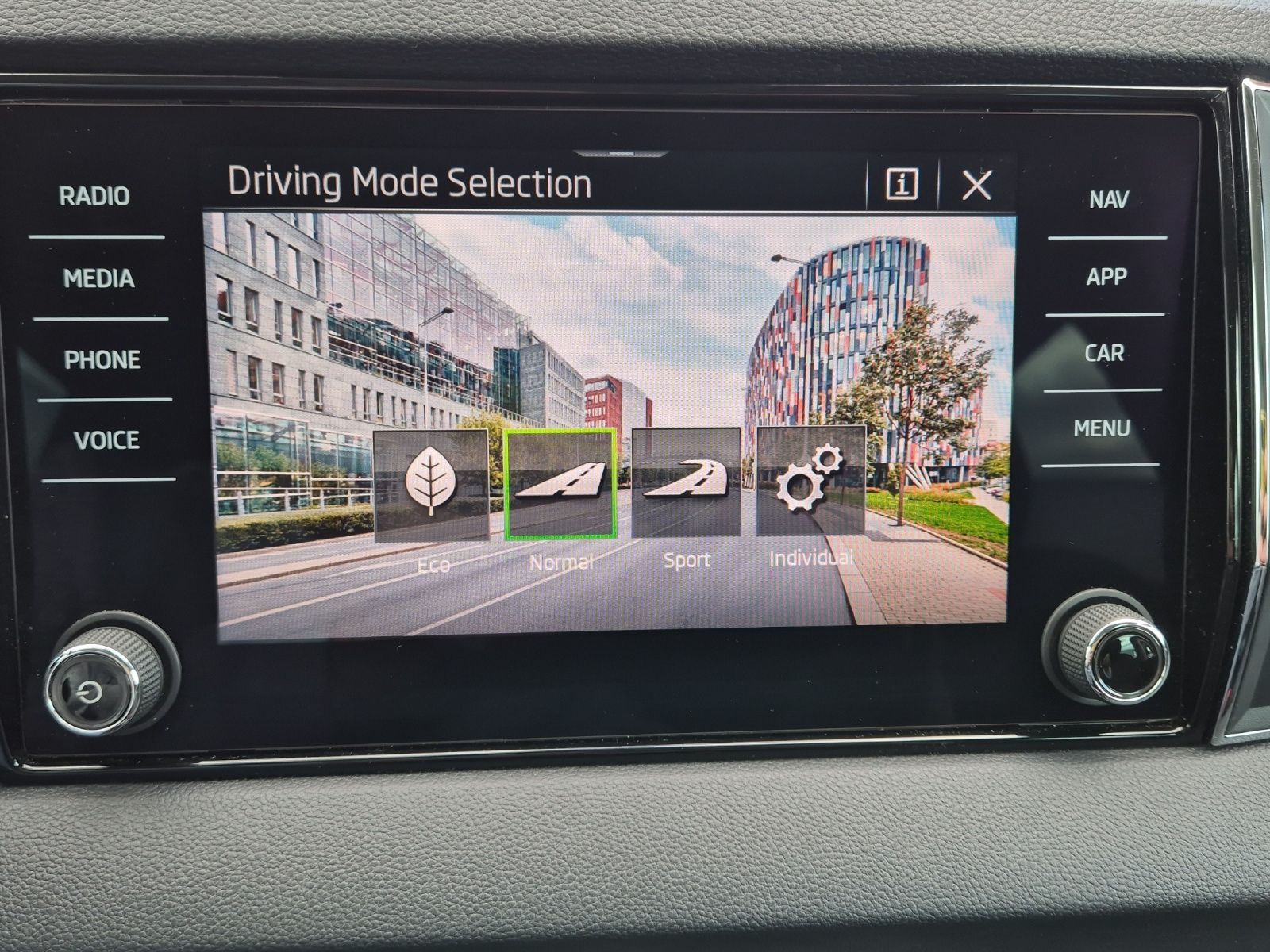 Fahrzeugabbildung SKODA Karoq TSI Clever DSG LED AHK Navi VC ACC RFK SH