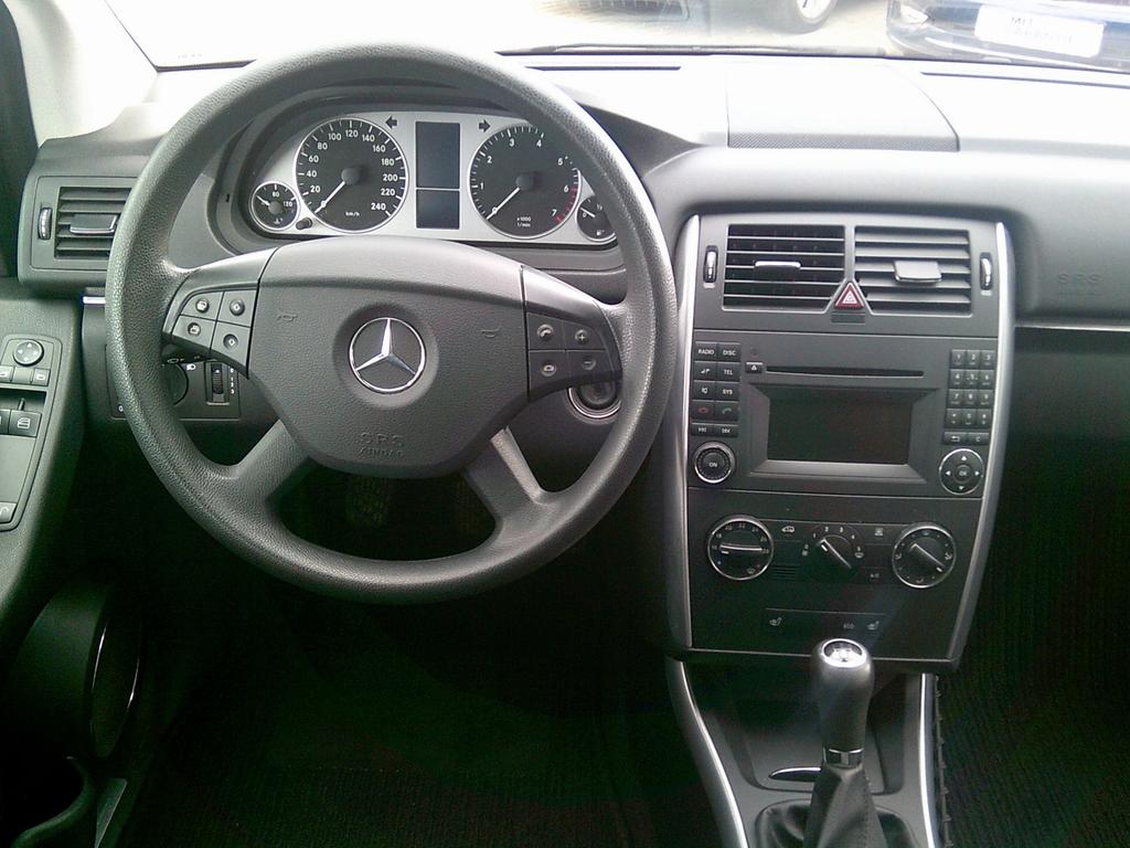 Mercedes-Benz B 180