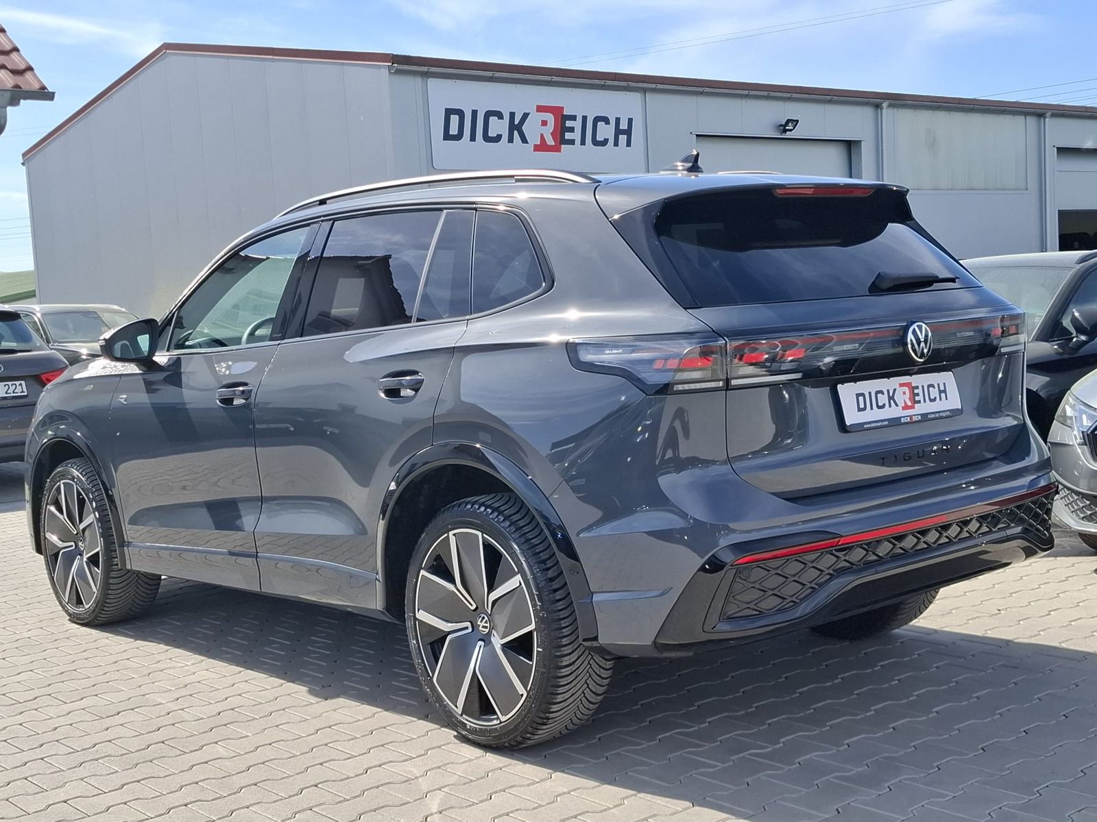 Fahrzeugabbildung Volkswagen Tiguan 2.0 TDI R-Line 4M Pano*Black*Matrix*AHK