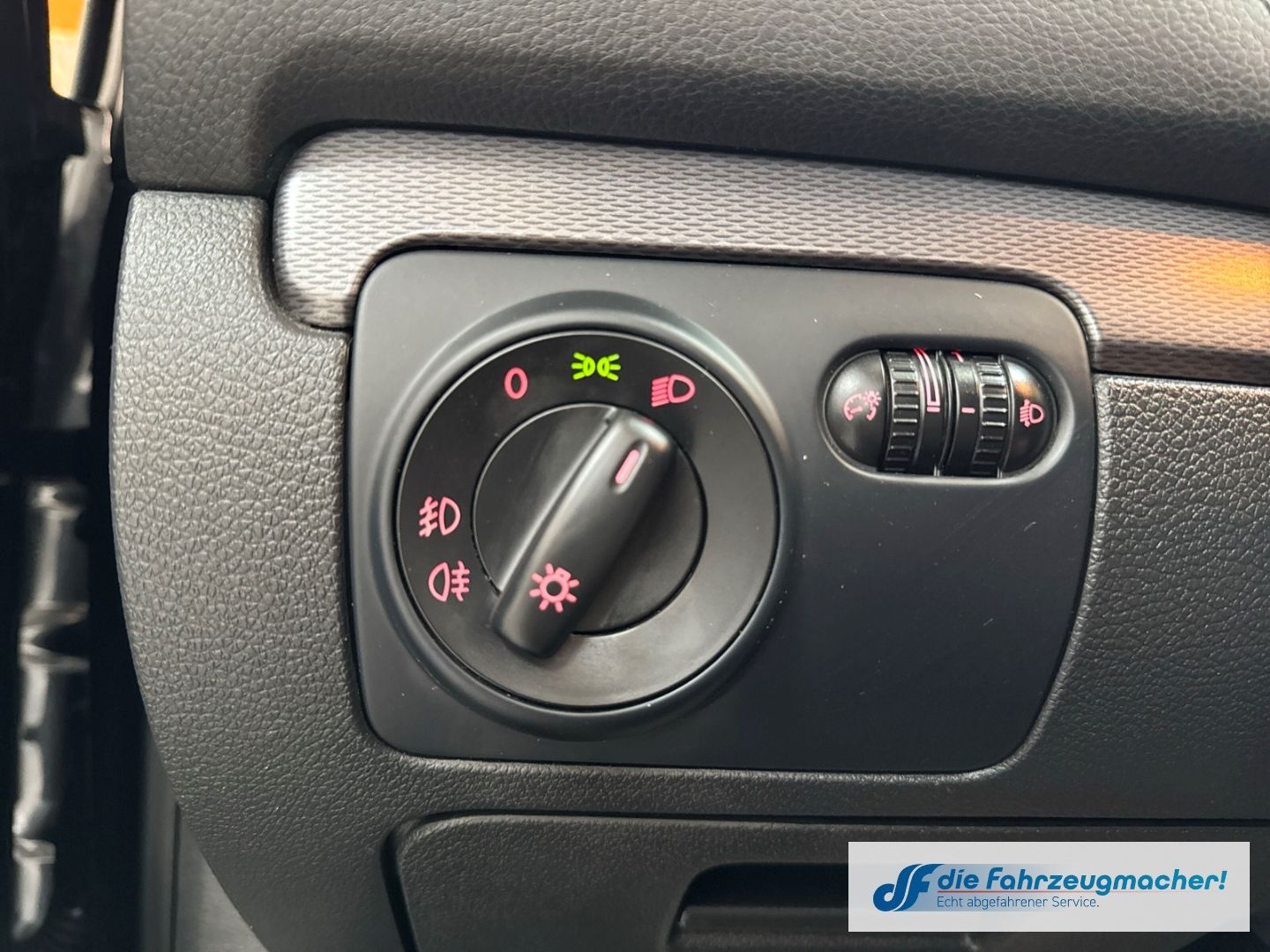 Fahrzeugabbildung Volkswagen Golf VI Cabriolet Lounge BMT Navi Dyn. Kurvenlic