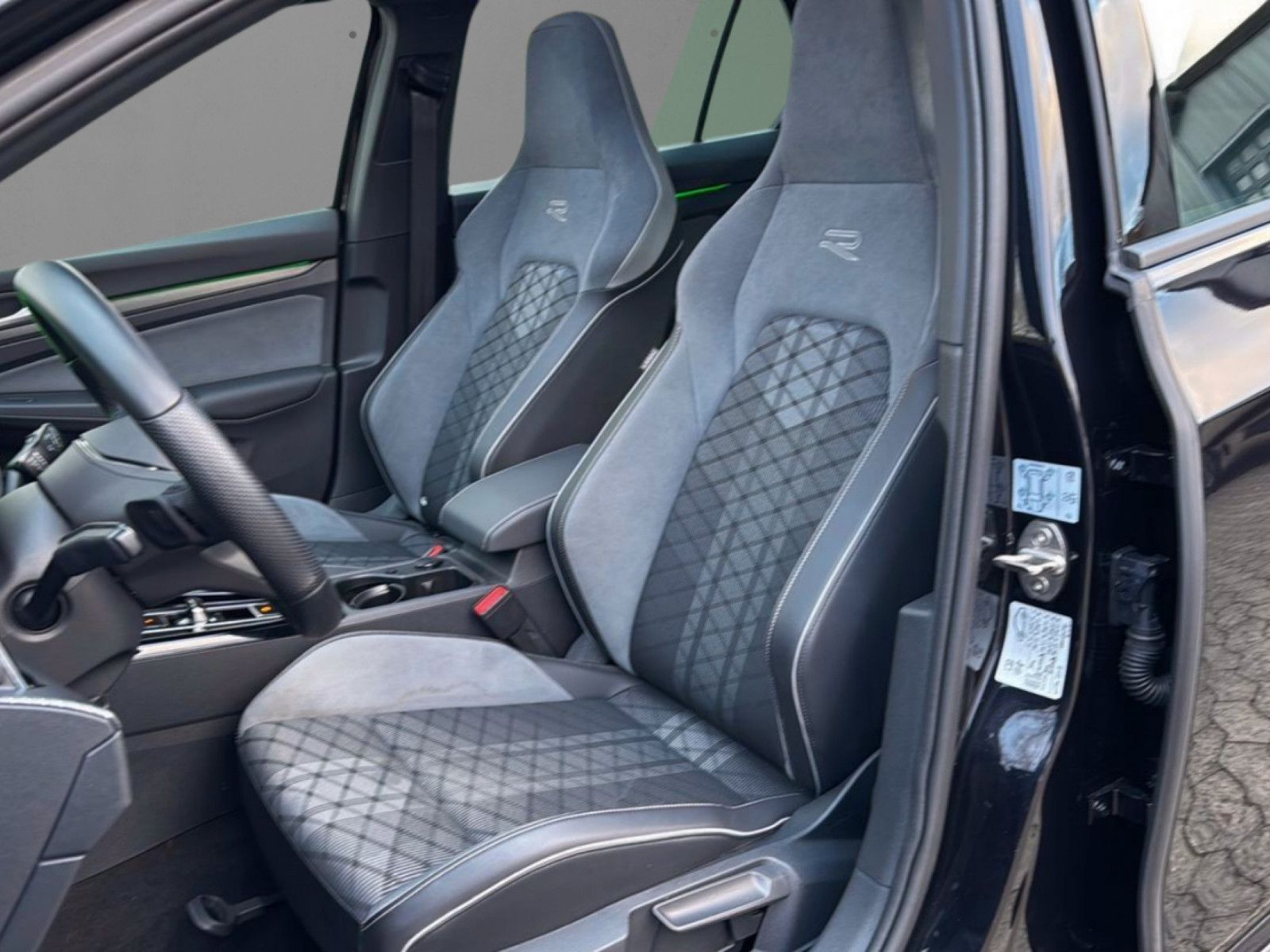 Fahrzeugabbildung Volkswagen Golf 2.0 TDI R-Line 150 PS/ PANO/ ACC/ HARMAN