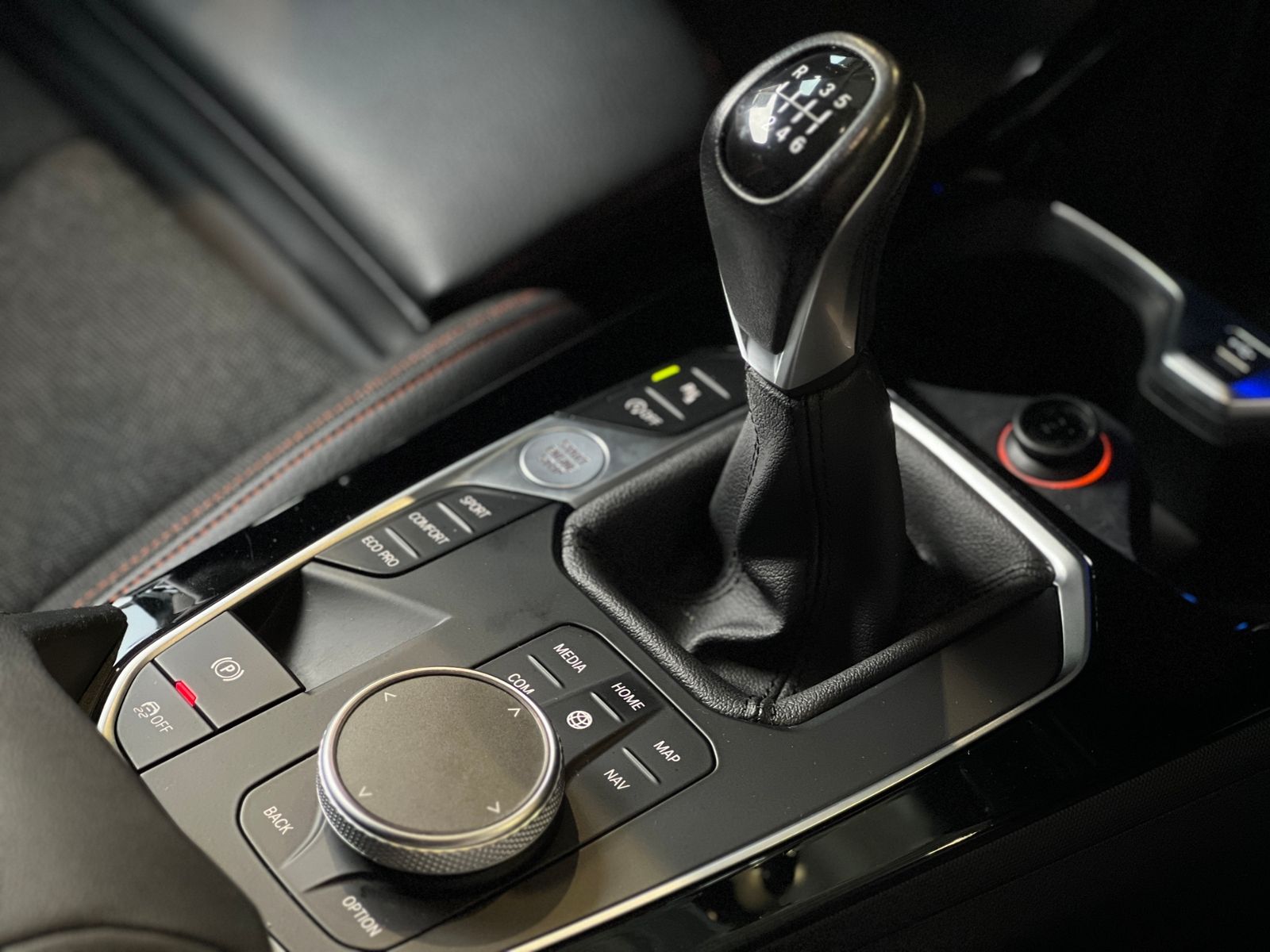 Fahrzeugabbildung BMW 118i Sport Line KLIMA LED NAVI SHZ