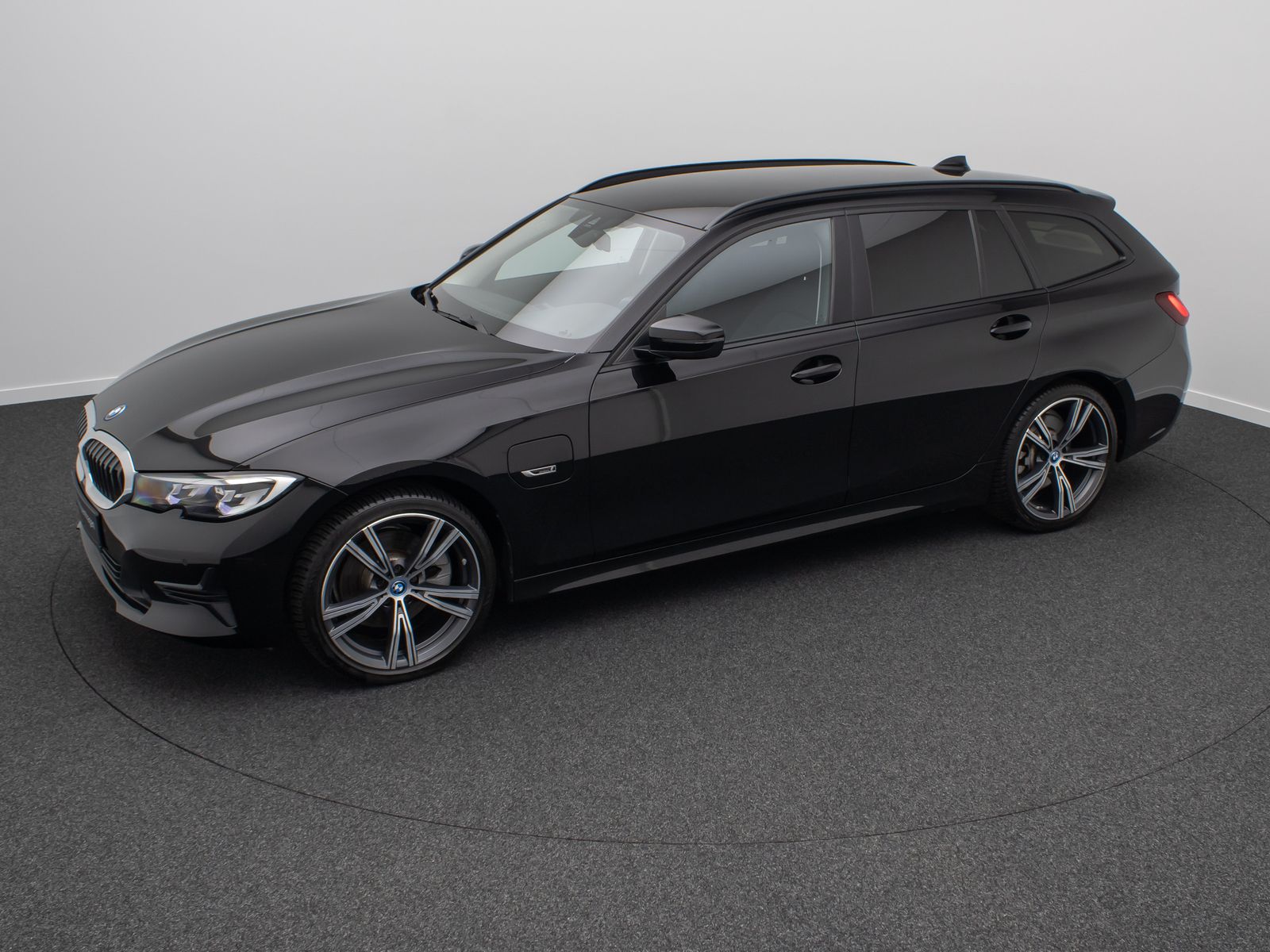 Fahrzeugabbildung BMW 320e Alarm DAB PDC GeschwindigReg Cockpit 19Zoll