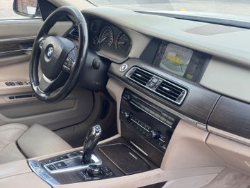 BMW 750 - 8