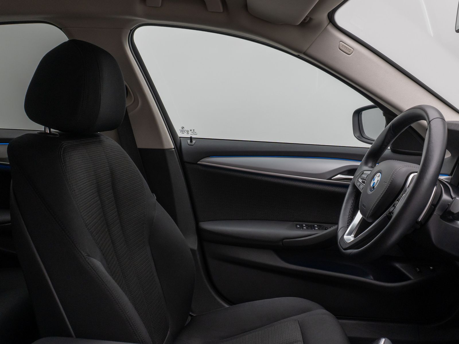 Fahrzeugabbildung BMW 530e HUD DAB HiFi CockPitPro PDC Komfort Alarm