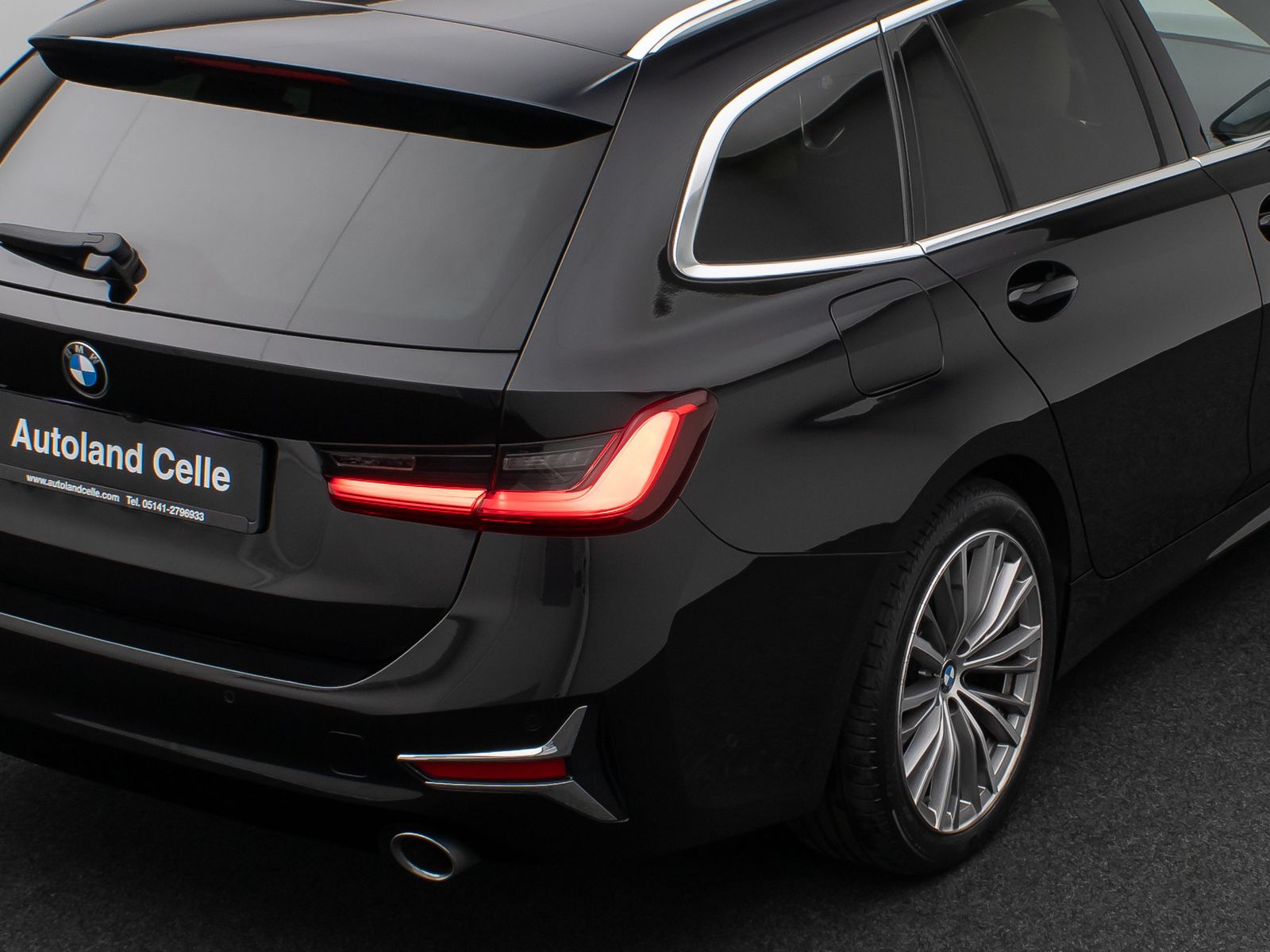 Fahrzeugabbildung BMW 320d xD LuxuryLine Kamera HUD DAB H/K AHK Komfor