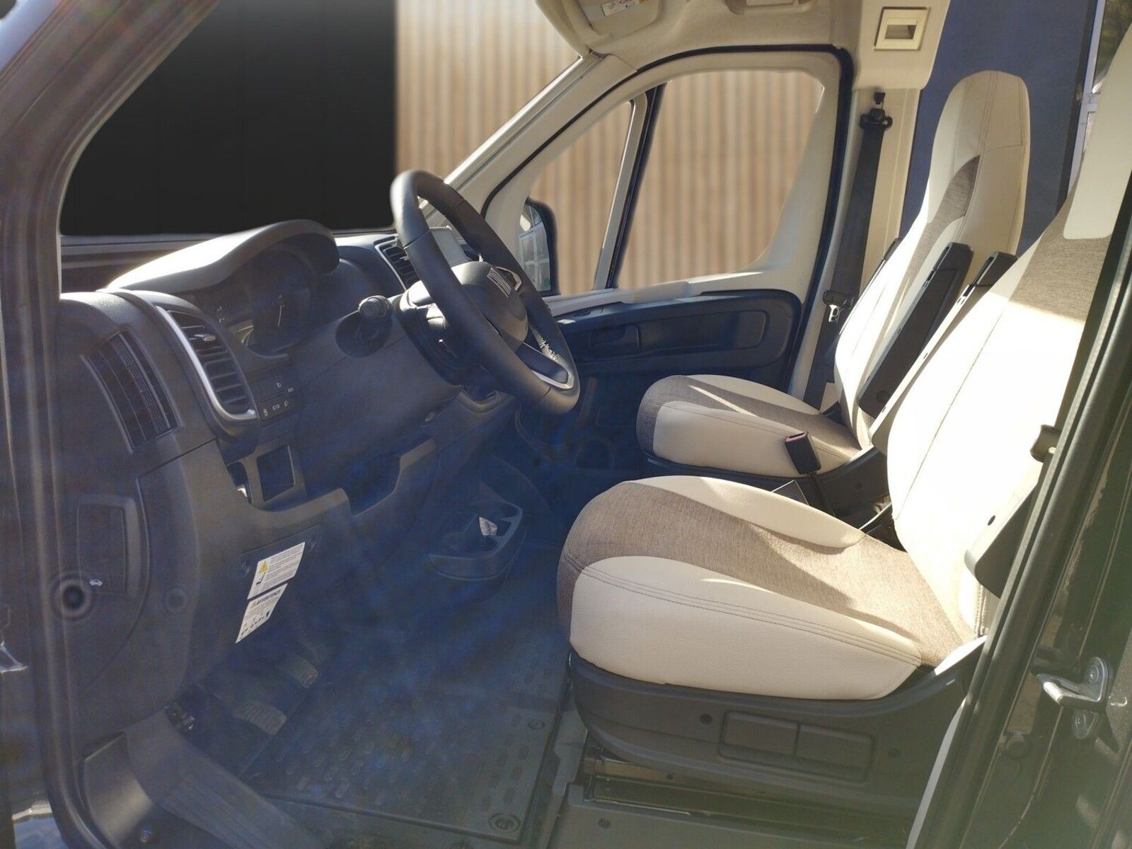 Fahrzeugabbildung Eura Mobil Van V 635 HB RFK, Captain-Chair-Sitze, Skyroof