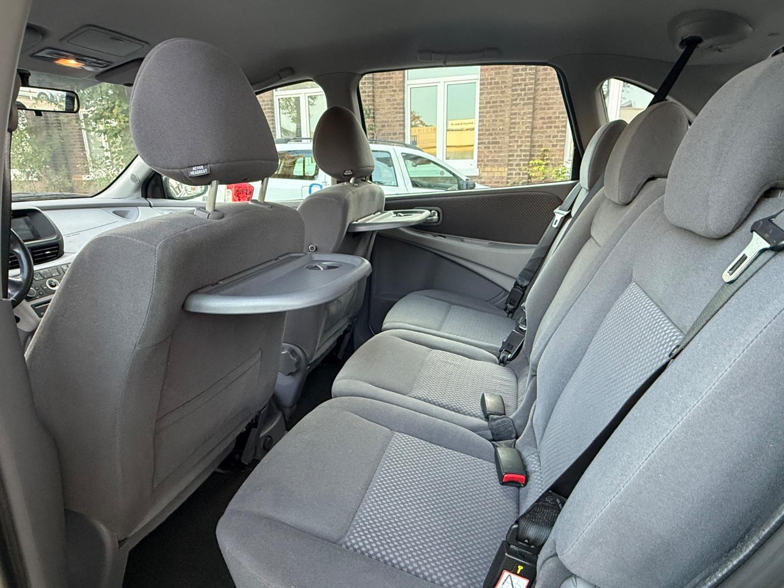 Nissan Almera 2004 — photo 6