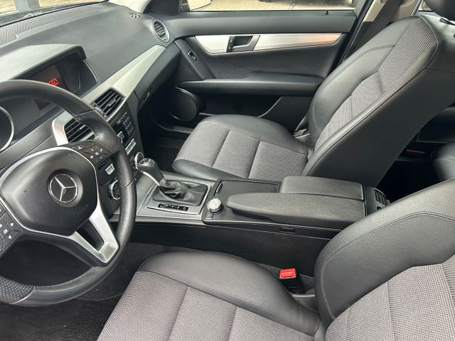 Fahrzeugabbildung Mercedes-Benz C 180 Avantgarde Auto.+AHK+Navi+Xenon+Teilleder+