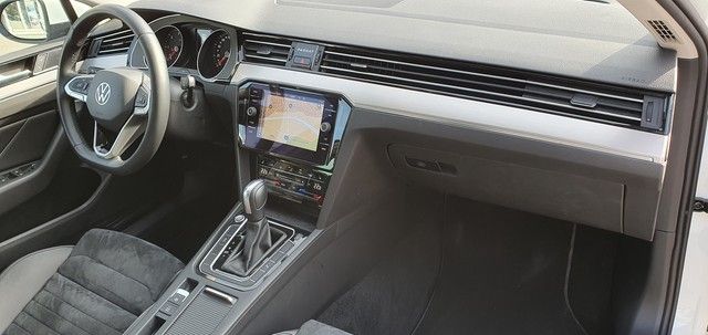 Fahrzeugabbildung Volkswagen Passat Variant Elegance *AHK*Navi*Klima*