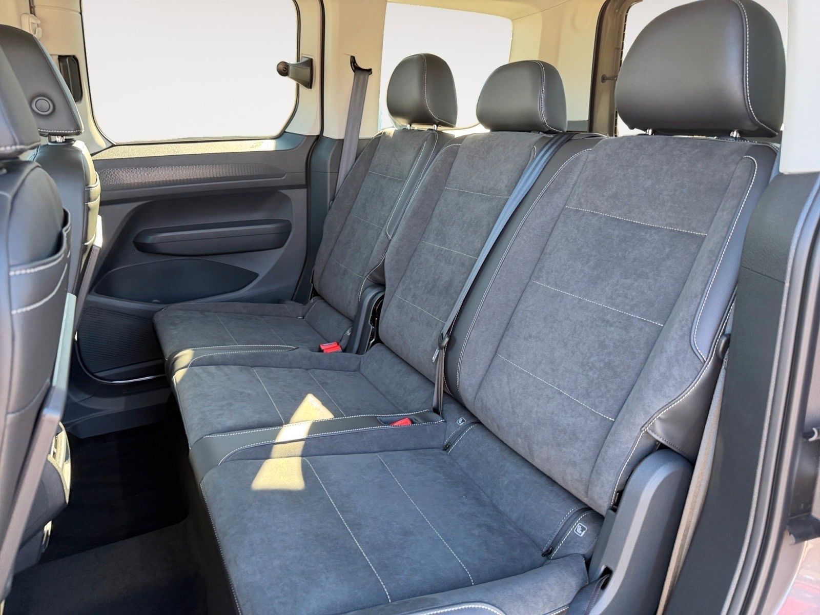 Fahrzeugabbildung Volkswagen Caddy 1.5 TSI BMT Generation *LED*AHZV*MJ2027