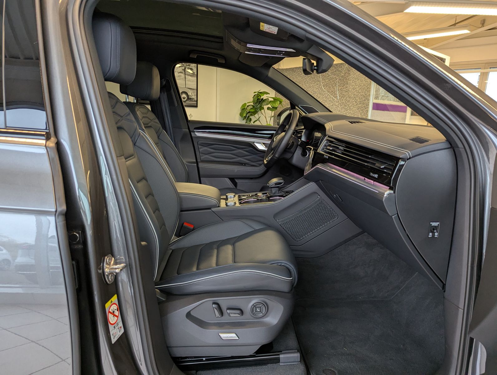 VW Touareg 3.0TDI 4M R-Line VOLL Black 22" UPE 114T - Image 15