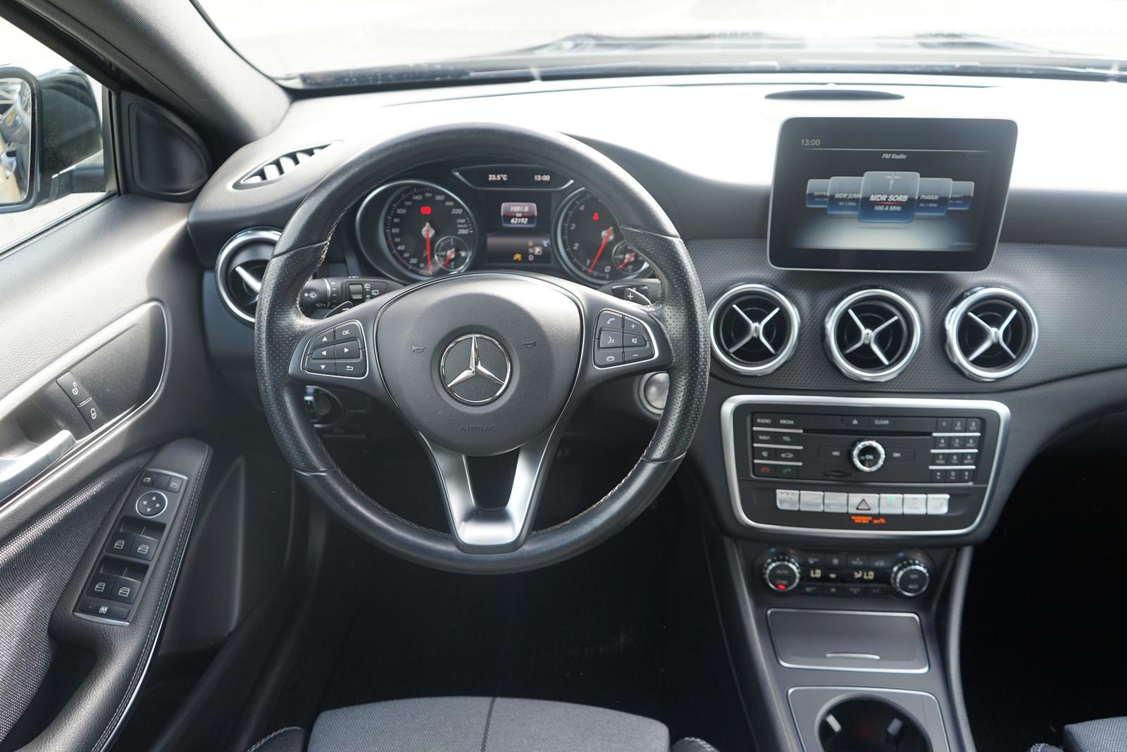 Mercedes-Benz GLA 200 Style LED Navi Sitzheizung Teilleder AHK